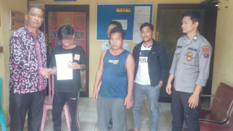 Personil piket SPKT Polsek Siantar Martoba, Polres Pematangsiantar melakukan mediasi perkara pencurian besi pipa air