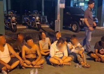Para pelaku yang berhasl ditangkap dalam operasi gerebek kampung narkoba di Jalan Mangkubumi, Medan Maimun oleh Denpom I/ 5 Medan. (Foto Ist)