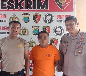 Pelaku DN alias Dandi diapit polisi Polsek Tanjung Balai Utara