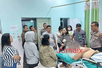 Personil piket Polsek Siantar Timur dipimpin Kanit Samapta IPDA TP Tamba melihat jenajah korban JS diruangan Jenajah RS Vita Insani 