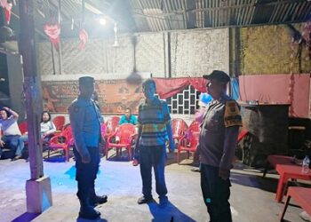 AIPDA Syafii MRP dan Bripka Gianto menggelar patroli malam