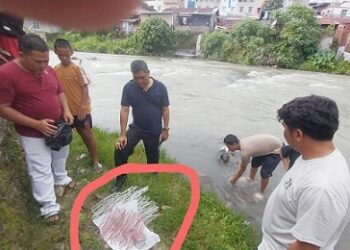 Kanit Reskrim IPD J.P Panjaitan bersama tim saat evakuasi mayat orok bayi dipinggir Sungai Bah Bolon