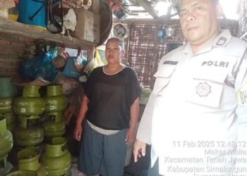 Bhabinkamtibmas Polsek Tanah Jawa, Polres Simalungun Aiptu M. Nur Nasution, melaksanakan kegiatan monitoring pendataan pendistribusian gas elpiji ukuran 3 Kg di kedai Bapak Riaman, Nagori Bah Kisat