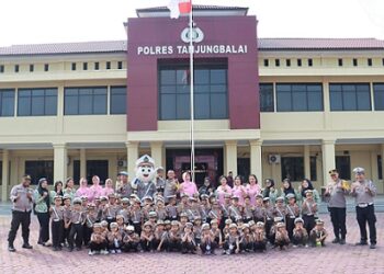 Kapolres Tanjung Balai AKBP Yon Edi Winara SH. SIK. MH didampingi Ketua Bhayangkari Cabang Tanjung Balai Ny. Kiki Yon Edi menerima kunjungan murid TK (Taman Kanak-Kanak) Kemala Bayangkari