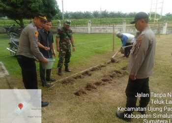 Kapolsek Bosar Maligas IPTU Sonni G. Silalahi, S.H bersama anggota, melaksanakan program pemerintah dalam hal ketahanan pangan (Hanpang) dengan menanam benih jagung jenis Pioner 12 di halaman Kantor Pospol Ujung Padang,