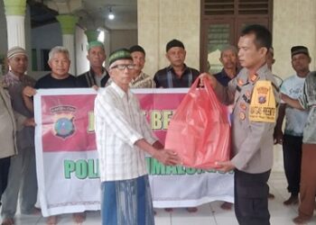 Dipimpin Kepala Satuan Pembinaan Masyarakat (Kasat Binmas) Polres Simalungun AKP Esron Siahaan, SH menggelar kegiatan Jumat Curhat dan Jumat Berkah di Masjid Al-Jami Nagojor,