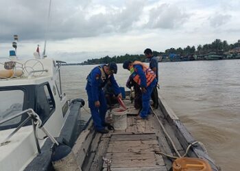 Personil Sat Polairud memeriksa kapal ikan dinahkodai Sofian