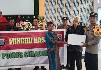 Kasat Binmas Polres Simalungun AKP Esron Siahaan SH Salurkan Bantuan Sembako dalam Kegiatan Minggu Kasih di GPDI Imanuel