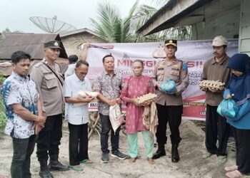 Kapolsek Tanah Jawa, Kompol Asmon Bufitra, S.H., M.H., bersama jajarannya memberikan bantuan sembako kepada Ibu Bertah Saragih dan Bapak Aten Samosir