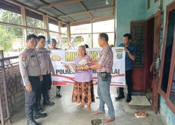 Polres Tanjung Balai diwakili KBO Sat Samapta IPTU L Simatupang bersama Paursubbagkum Iptu P.Saragi, Kanit Reskrim Polsek Datuk Bandar IPTU N Tamba, KBO Sat Resnarkoba Ipda R.B. Situmorang dan sejumlah personel berikan sembako kepada Ibu Tiomnisi br. Marpaung