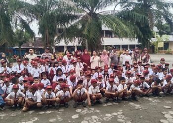 Bhabinkamtibmas Kelurahan Pantai Burung AIPTU Amri hadir menjadi pembina upacara bendera di SD Negeri 137698 jalan Abadi