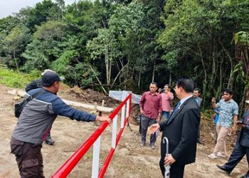 Ephorus HKBP, Pdt Dr Victor Tinambunan MST meninjau portal yang dipasang PT Toba Pulp Lestari di Dusun Nagasaribu Siharbangan, Desa Pohan Jae, Kecamatan Siborongborong, Kabupaten Taput. (Foto Ist)