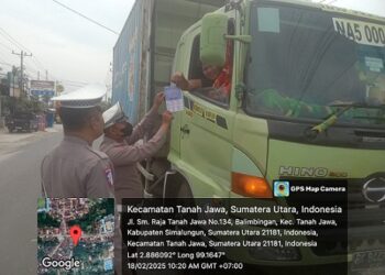Sat Lantas Polres Simalungun Tempelkan Stiker dan Bagikan Brosur Himbauan