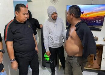 Satuan Reserse Narkoba Polrestabes Medan, menggerebek markas narkoba di Jalan Kelambir V, Gang Mushola, Kelurahan Kampung Lalang, Kecamatan Medan Sunggal. (Foto Ist)