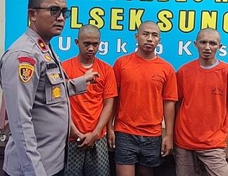 Kapolsek Sunggal, Kompol Bambang Gunanti Hutabarat saat paparan tersangka sindikat pencuri sepeda motor dengan menghadirkan para tersangka. (Foto Ist)