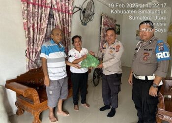 Panit Binmas IPDA Pangeran Sidauruk, Aiptu Kasmer Saragi dan Aiptu Eben Ezer Panjaitan membesuk Aipda Vonsa Tampubolon, S.H, personil yang sedang sakit