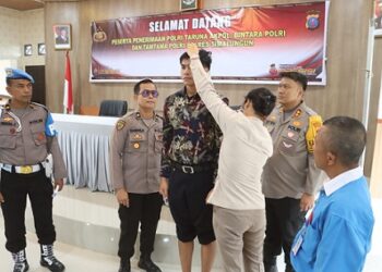 Kapolres Simalungun AKBP Choky Sentosa Meliala, S.I.K., S.H., M.H., melakukan peninjauan langsung proses pendaftaran dan verifikasi data calon anggota Polri di Aula Andar Siahaan