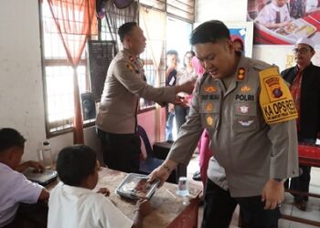 Kapolres Simalungun AKBP Choky Sentosa Meliala, S.I.K., S.H., M.H memimpin langsung kegiatan Pembagian Makan Gizi Gratis (MBG) kepada 150 siswa siswi SD Negeri 091499