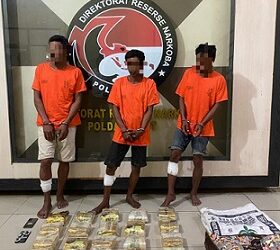 Tiga kurir narkoba dan barang bukti sabu 25 kg yang diseludupkan dari Malaysia.(Foto Ist)