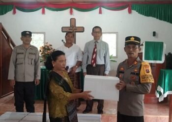 Kasat Binmas AKP Esron Siahaan SH memberikan 50 paket sembako yang diserahkan secara simbolis kepada perwakilan jemaat.
