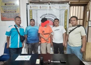 Tersangka AMS beserta barang bukti diapit Tim Unit Reskrim Polsek Tanah Jawa