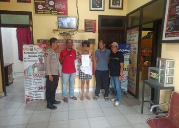 Personil piket SPKT Polsek Siantar Barat, Polres Pematangsiantar menyelesaikan perkara pencurian Handphone (HP) melalui problem solving
