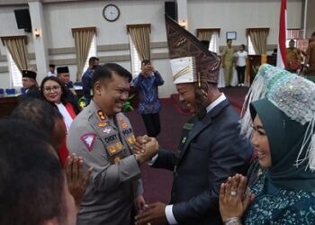 Kapolres Simalungun AKBP Choky Sentosa Meliala, S.I.K., S.H., M.H berikan ucapan selamat kepada Sugiarto sebagai Ketua DPRD Simalungun