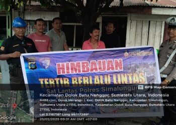 Kapos Lantas) Dolok Merangir Aipda Chandra Saragih bersama Brigadir Fernando Hutabarat personil Sat Lantas melaksanakan penyuluhan Tertib Berlalulintas kepada masyarakat