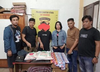 Pelaku SDS alias Mabes diapit Kapolsek Siantar Utara AKP Jahrona Sinaga SH bersama anggota