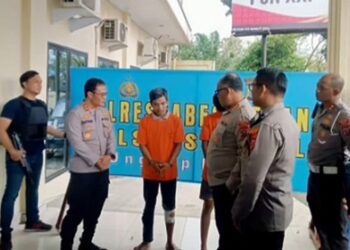 Kapolrestabes Medan Kombes Pol Gidion Arif Setyawan didampingi Plt Wakapolrestabes AKBP Taryono Raharjo, Kapolsek Sunggal Kompol Bambang Gunanti Hutabarat dan Wakapolsek AKP Philip Antonio Purba berikan keterangan pers penangkapan pelaku curanmor. (Foto Ist)