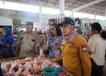 Sekretaris daerah (Sekda) Nurmalini Marpaung bersama Forum Kordinasi Pimpinan Daerah (Forkopimda) melakukan monitoring harga Sembako di tiga pasar tradisional