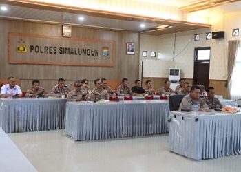 Kapolres Simalungun AKBP Choky Sentosa Meliala, S.I.K., S.H., M.H., beserta jajaran pejabat utama mengikuti pengarahan virtual dari