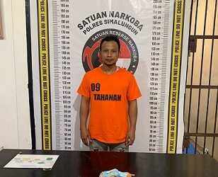 Pelaku Mamas Aditia alias Memes beserta barang bukti 