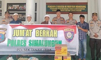 Kapolsek Tanah Jawa Kompol Asmon Bufitra SH. MH pimpin langsung kegiatan Jumat Berkah dengan memberikan bantuan sembako kepada Parsulukan Serambi Babusalam