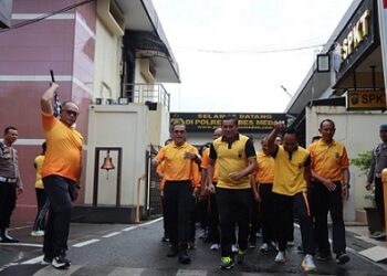 Kapolrestabes Medan, Kombes Pol Gidion Arif Setiawan melepas peserta olahraga. (Foto Ist)