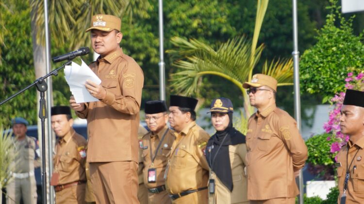 Wali Kota Tanjung Balai Mahyaruddin Salim didampingi Wakil Wali Kota Muhammad Fadly Abdina memimpin apel pagi di halaman Kantor Pemkot Tanjung Balai,