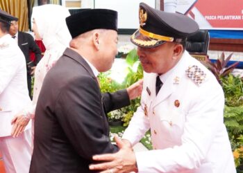Walikota Tebing Tinggi, Iman Irdian Saragih SE saat menerima ucapan selamat