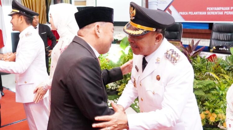 Walikota Tebing Tinggi, Iman Irdian Saragih SE saat menerima ucapan selamat