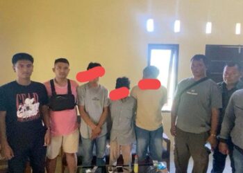 Ketiga tersangka beserta barang bukti saat diamankan di Polseķ Bosar Maligas