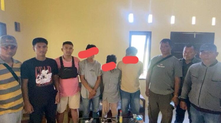 Ketiga tersangka beserta barang bukti saat diamankan di Polseķ Bosar Maligas