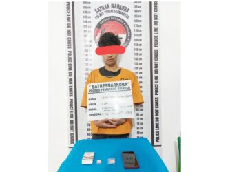 Tersangka MWSS alias Wahyu dan barang bukti