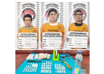 Ketiga tersangka JCG alias Nius (54), RRZ (25) dan PESD alias Petrus beserta barang bukti