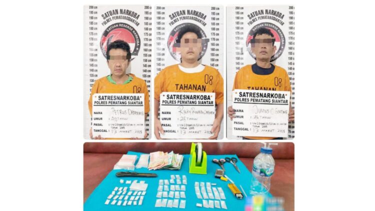 Ketiga tersangka JCG alias Nius (54), RRZ (25) dan PESD alias Petrus beserta barang bukti
