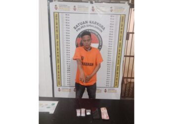 Tersangka Antomas Sipayung beserta barang bukti