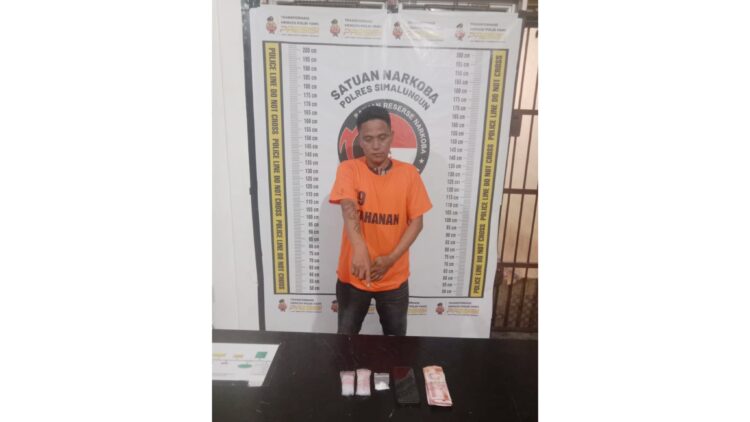 Tersangka Antomas Sipayung beserta barang bukti