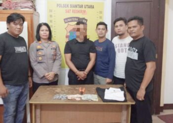 Kapolsek Sianțar Utara AKP Jahrona Sinaga SH bersama Tim mengapit tersangka MK dan barang bukti