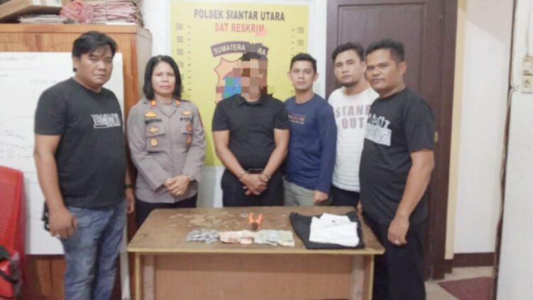 Kapolsek Sianțar Utara AKP Jahrona Sinaga SH bersama Tim mengapit tersangka MK dan barang bukti