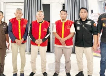 ketiga tersangka pakai baju tahanan dan langsung dibawa ke Lapas Kelas IIA Pematangsiantar