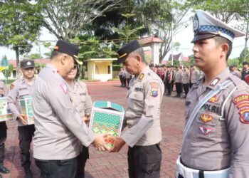 Kapolres Simalungun AKBP Choky Sentosa Meliala, S.I.K., S.H., M.H menggelar Apel Penyerahan bingkisan/parcel Lebaran kepada personel dan ASN Polres Simalungun yang beragama Islam