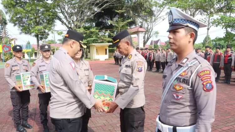 Kapolres Simalungun AKBP Choky Sentosa Meliala, S.I.K., S.H., M.H menggelar Apel Penyerahan bingkisan/parcel Lebaran kepada personel dan ASN Polres Simalungun yang beragama Islam